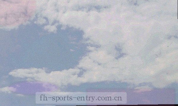 多人围坐大屏幕讨论数据的剪影，不带脸部特征